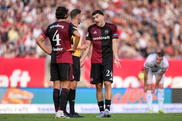 Soccer, 2 Bundesliga, 20250829, 1 FC Nürnberg SC Paderborn In the picture from l Fabio GRUBER Nürnberg, 4 , Referee Michael BACHER, Luka LOCHOSHVILI Nürnberg, 24 waiting for decision Video Assist Nürnberg Max Morlock Stadion Bayern Germany Copyright: Passion2Press MarkusxFischerx