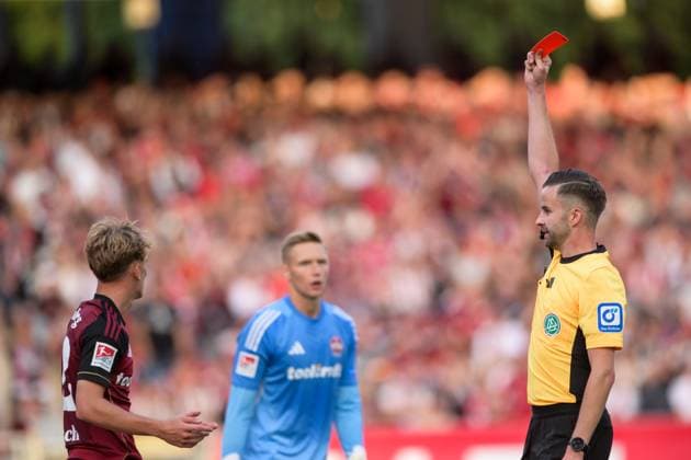 Soccer, 2 Bundesliga, 20250829, 1 FC Nürnberg SC Paderborn In the picture from l Tim JANISCH Nürnberg, 32 sees red card first, referee Michael BACHER Nürnberg Max Morlock Stadion Bayern Germany Copyright: Passion2Press MarkusxFischerx