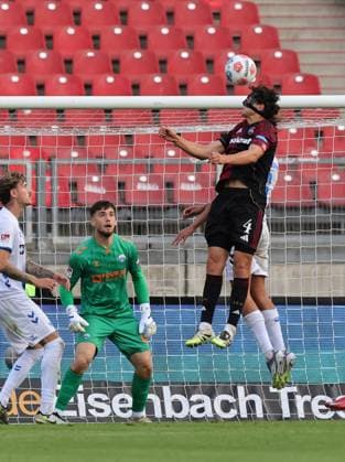 29 08 2025 Soccer Season 2025 2026 2 Soccer Bundesliga 04 Matchday 1 FC Nürnberg FCN Club SC Paderborn 07 SCP Sportfoto Zink DaMa xdaxmax DFL regulations prohibit any use of photographs as image sequences and or quasi video only for editorial use Fabio Gruber 4, 1 FC Nürnberg FCN in header duel with Luis Engelns 6, SC Paderborn 07