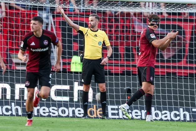 Referee Michael Bacher recognizes a penalty by the VAR and revises a red card for Tim Janisch 32 1FC Nuremberg , the Nuremberg players Semir Telalovic 9 1FC Nuremberg and Fabio Gruber 4 1FC Nuremberg are happy, 1 FC Nuernberg vs SC Paderborn 07, DFL, 2 Bundesliga, Season 2025 2026, Max Morlock Stadion, 4 Matchday, First half, 29 08 2025 DFB regulations prohibit any use of photographs as image sequences and or quasi video Nuernberg Bayern Germany Copyright: xkolbert-press MartinxAgüerax