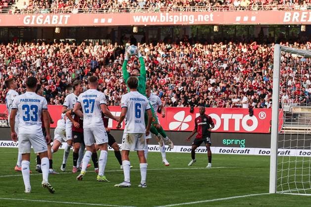 Dennis Seimen 41 SC Paderborn 07 holds a cross, 1 FC Nuernberg vs SC Paderborn 07, DFL, 2 Bundesliga, Saison 2025 2026, Max Morlock Stadion, 4 Spieltag, Hinrunde, 29 08 2025 DFB regulations prohibit any use of photographs as image sequences and or quasi video Nuernberg Bayern Germany Copyright: xkolbert-press MartinxAgüerax