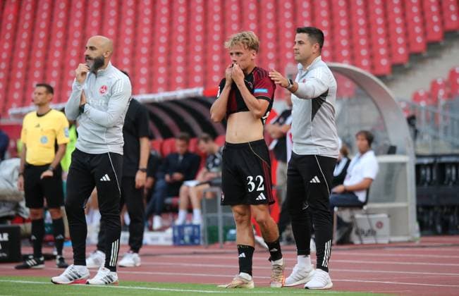 29 08 2025, xmohx, Fußball 2 Bundesliga, 1 FC Nuernberg SC Paderborn 07 v l Tim Janisch Nürnberg fouls Luis Engelns Paderborn , thereupon referee Michael Bacher shows him the red card, Janisch shows afterwards disappointed and the red card is taken back by the VAR DFL DFB REGULATIONS PROHIBIT ANY USE OF PHOTOGRAPHS as IMAGE SEQUENCES and or QUASI VIDEO Nuernberg