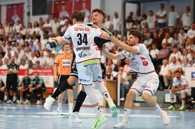 Nick Froehlich Oppenweiler in a duel with Paul Kompenhans Huettenberg, left and David Kuntscher Huettenberg TV Huettenberg vs HC Oppenweiler Backnang, Handball, 2 Bundesliga, 29 08 2025 TV Huettenberg vs HC Oppenweiler Backnang, Handball, 2 Bundesliga, 29 08 2025 Huettenberg Copyright: xEibner-Pressefotox EP_RWS