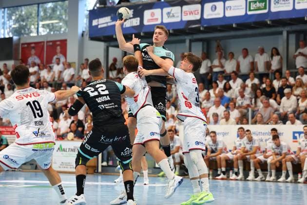Timm Buck Oppenweiler in duel with Paul Kompenhans Huettenberg, right TV Huettenberg vs HC Oppenweiler Backnang, Handball, 2 Bundesliga, 29 08 2025 TV Huettenberg vs HC Oppenweiler Backnang, Handball, 2 Bundesliga, 29 08 2025 Huettenberg Copyright: xEibner-Pressefotox EP_RWS