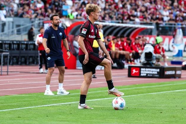 Tim Janisch 32 1FC Nuernberg in action, in the background head coach Ralf Kettemann SC Paderborn 07 , 1 FC Nuernberg vs SC Paderborn 07, DFL, 2 Bundesliga, Saison 2025 2026, Max Morlock Stadion, 4 Spieltag, Hinrunde, 29 08 2025 DFB regulations prohibit any use of photographs as image sequences and or quasi video Nuernberg Bayern Germany Copyright: xkolbert-press MartinxAgüerax