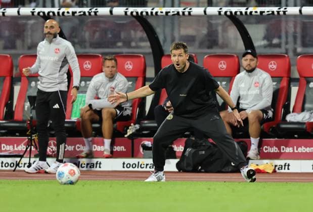 29 08 2025 Soccer Season 2025 2026 2 Soccer Bundesliga 04 Matchday 1 FC Nürnberg FCN Club SC Paderborn 07 SCP Sportfoto Zink DaMa xdaxmax DFL regulations prohibit any use of photographs as image sequences and or quasi video only for editorial use Miroslav Miro Klose Trainer 1 FC Nürnberg FCN indicates gestures directs gives instructions