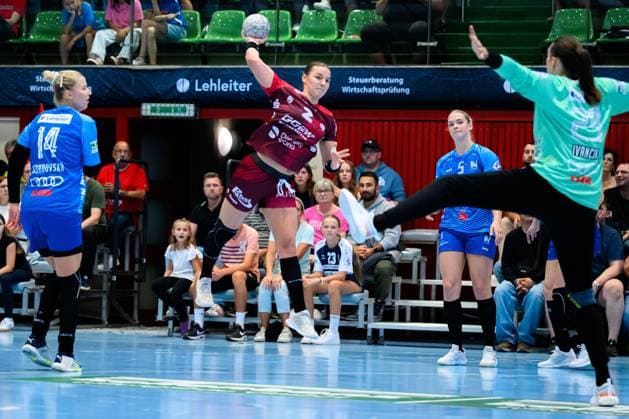 Handball Bundesliga Frauen, Sport Union Neckarsulm HSG Bensheim Auerbach Mareike Thomaier Bensheim , Torhueterin Lena Ivancok Neckarsulm Neckarsulm Ballei Baden Württemberg Germany