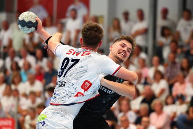 Nick Froehlich Oppenweiler in a duel with David Kuntscher Huettenberg TV Huettenberg vs HC Oppenweiler Backnang, Handball, 2 Bundesliga, 29 08 2025 TV Huettenberg vs HC Oppenweiler Backnang, Handball, 2 Bundesliga, 29 08 2025 Huettenberg Copyright: xEibner-Pressefotox EP_RWS