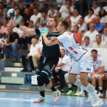 Niklas Diebel Oppenweiler in a duel with Danil Dyatlov Huettenberg TV Huettenberg vs HC Oppenweiler Backnang, Handball, 2 Bundesliga, 29 08 2025 TV Huettenberg vs HC Oppenweiler Backnang, Handball, 2 Bundesliga, 29 08 2025 Huettenberg Copyright: xEibner-Pressefotox EP_RWS