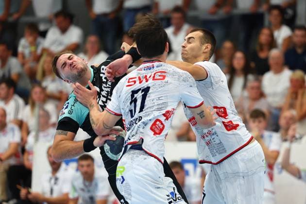 Niklas Diebel Oppenweiler in a duel with Danil Dyatlov Huettenberg, right and Hendrik Schreiber Huettenberg, front TV Huettenberg vs HC Oppenweiler Backnang, Handball, 2 Bundesliga, 29 08 2025 TV Huettenberg vs HC Oppenweiler Backnang, Handball, 2 Bundesliga, 29 08 2025 Huettenberg Copyright: xEibner-Pressefotox EP_RWS