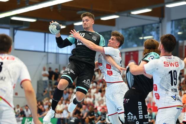Nick Froehlich Oppenweiler in duel with Paul Kompenhans Huettenberg TV Huettenberg vs HC Oppenweiler Backnang, Handball, 2 Bundesliga, 29 08 2025 TV Huettenberg vs HC Oppenweiler Backnang, Handball, 2 Bundesliga, 29 08 2025 Huettenberg Copyright: xEibner-Pressefotox EP_RWS