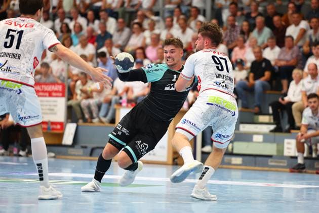 Nick Froehlich Oppenweiler in a duel with David Kuntscher Huettenberg TV Huettenberg vs HC Oppenweiler Backnang, Handball, 2 Bundesliga, 29 08 2025 TV Huettenberg vs HC Oppenweiler Backnang, Handball, 2 Bundesliga, 29 08 2025 Huettenberg Copyright: xEibner-Pressefotox EP_RWS