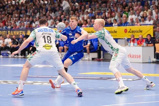 29 03 2025, xydrx, Handball, 1 HBL, TBV Lemgo Lippe SC Magdeburg, PHOENIX Contact Arena Lukas Hutecek TBV Lemgo Lippe 2 in duel against Elvar Oern Jonsson SC Magdeburg 19 and Magnus Saugstrup SC Magdeburg 23 North Rhine-Westphalia Germany