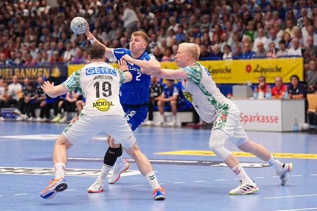 29 03 2025, xydrx, Handball, 1 HBL, TBV Lemgo Lippe SC Magdeburg, PHOENIX Contact Arena Lukas Hutecek TBV Lemgo Lippe 2 in duel against Elvar Oern Jonsson SC Magdeburg 19 and Magnus Saugstrup SC Magdeburg 23 North Rhine-Westphalia Germany