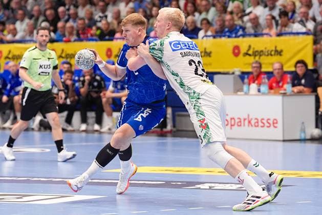 29 03 2025, xydrx, Handball, 1 HBL, TBV Lemgo Lippe SC Magdeburg, PHOENIX Contact Arena Lukas Hutecek TBV Lemgo Lippe 2 in duel against Magnus Saugstrup SC Magdeburg 23 North Rhine-Westphalia Germany