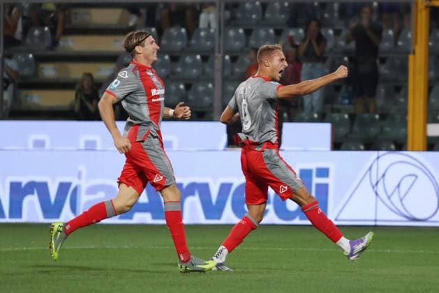 August 29, 2025, Cremona, ITALY: UC Cremonese s Manuel De Luca jubilates after scoring the goal 3-2 during the Italian Serie A soccer match US Cremonese vs US Sassuolo at Giovanni Zini stadium in Cremona, Italy 29 august 2025. .ANSA FILIPPO VENEZIA. Soccer: Serie A; US Cremonese Vs US Sassuolo  - ZUMAa110 20250829_zaf_a110_070 Copyright: xFilippoxVeneziax