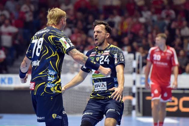 Cheers, with Edwin Aspenbaeck Rhein Neckar Loewen 78 and Patrick Groetzki Rhein Neckar Loewen 24 , GER, MT Melsungen Rhein Neckar Loewen, Handball, 1 Bundesliga, 1 Matchday, Season 2025 2026, 29 08 2025, GER, MT Melsungen Rhein Neckar Loewen, Handball, 1 Bundesliga, 1 Matchday, Season 2025 2026, 29 08 2025 Kassel Copyright: xEibner-Pressefotox xRolandxSippelx EP_RSL
