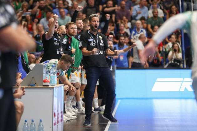 29 08 2025, xgox, Handball Daikin HBL TBV Lemgo Lippe SC Magdeburg emspor, v l Bennet Wiegert Magdeburg, coach jubilation, goal celebration, celebrate the goal, celebration Lemgo