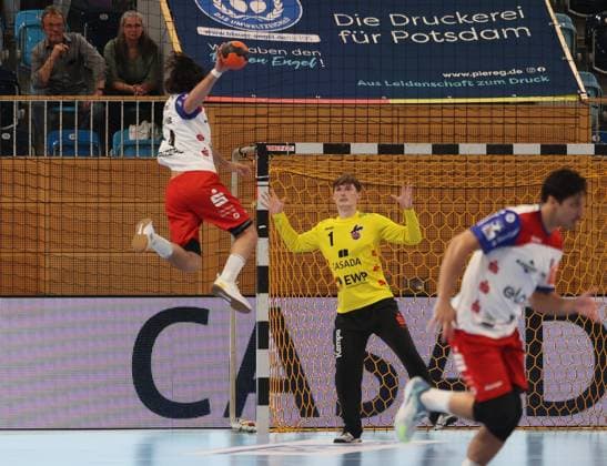 GER HBL2 Season 2025 2026 VfL Potsdam vs HBW Balingen Weilstetten, 29 08 25, MBS Arena, Potsdam Tim RUGIERO MATTHES HBW Balingen Weilstetten 4 flies in from outside and overcomes Frederik HÖLER 1 VfL Potsdam 1