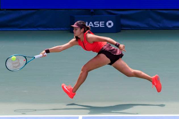 August 29, 2025, Flushing Meadows, New York, USA: Emma Raducanu stretches for a forehand during a match against Elena Rybakina on Day 6 of the 2025 US Open at USTA Billie Jean King National Tennis Center on Friday August 29, 2025 in the Flushing neighborhood of the Queens borough of New York City. JAVIER ROJAS PI Flushing Meadows USA - ZUMAp124 20250829_zaa_p124_002 Copyright: xJavierxRojasx