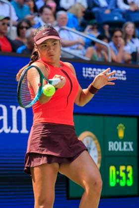 August 29, 2025, Flushing Meadows, New York, USA: Emma Raducanu hits a forehand return during a match against Elena Rybakina on Day 6 of the 2025 US Open at USTA Billie Jean King National Tennis Center on Friday August 29, 2025 in the Flushing neighborhood of the Queens borough of New York City. JAVIER ROJAS PI Flushing Meadows USA - ZUMAp124 20250829_zaa_p124_033 Copyright: xJavierxRojasx