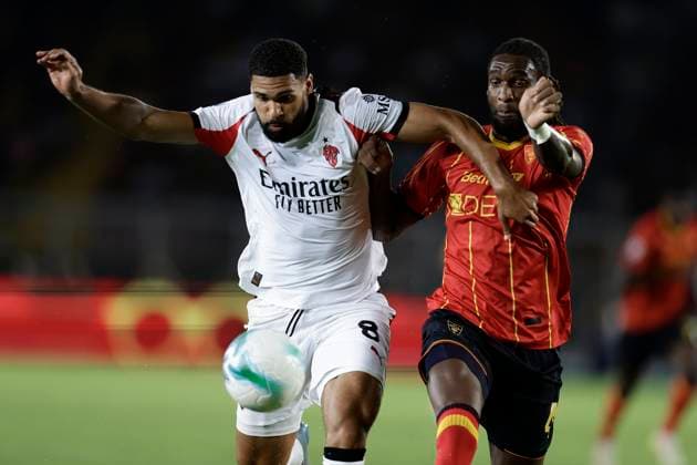 Serie a football match US Lecce vs AC Milan Milan s English midfielder Ruben Loftus Cheek challenges for the ball with Lecce s Angolan defender Kialonda Gaspar during the Serie A football match between US Lecce vs AC Milan at the Via Del Mare Ettore Giardiniero Stadium in Lecce on August 29, 2025. _BPH3329 Copyright: xAntonioxBalascox