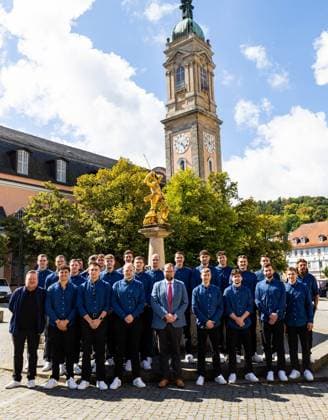 29 08 2025, GER, Handball, Men, Season 25 26, ThSV Eisenach Start of the season for the senior citizens of the Wartburg city of Eisenach Team picture of ThSV Eisenach in front of the Eisenach town hall on the market square together with Christoph Ihling, Rene Witte Managing Director Manager ThSV Eisenach , Sebastian Hinze ThSV Eisenach,Coach Stephan Seitz ThSV Eisenach,44 , Stanislaw Gorobtschuk ThSV Eisenach, Goalkeeping Coach , Gian Attenhofer ThSV Eisenach,11 , Bastian Freitag ThSV Eisenach, 20 , Alexander Saul ThSV Eisenach,95 , Matija Spikic ThSV Eisenach,1 , Alexandar Capric ThSV Eisenach, 6 , Moritz Ende ThSV Eisenach,21 , Tillman Leu ThSV Eisenach,99 , Felix Aellen ThSV Eisenach,22 , Peter Walz ThSV Eisenach,14 , Fynn Hangstein ThSV Eisenach,10 , Phillip Meyer ThSV Eisenach,27 , Justin Kurch ThSV Eisenach,52 , Oskar Joelsson ThSV Eisenach,3 , Vincent Buechner ThSV Eisenach,74 , Marec Stupka ThSV Eisenach,94 , Timothy Reichmuth ThSV Eisenach,5 and Matija Spikic ThSV Eisenach,1 as well as Silvio Heinevetter ThSV Eisenach,12 99817 Eisenach Rathaus Marktplatz Thueringen Germany
