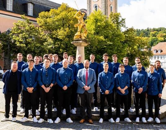29 08 2025, GER, Handball, Men, Season 25 26, ThSV Eisenach Start of the season for the senior citizens of the Wartburg city of Eisenach Team picture of ThSV Eisenach in front of the Eisenach town hall on the market square together with Christoph Ihling, Rene Witte Managing Director Manager ThSV Eisenach , Sebastian Hinze ThSV Eisenach,Coach Stephan Seitz ThSV Eisenach,44 , Stanislaw Gorobtschuk ThSV Eisenach, Goalkeeping Coach , Gian Attenhofer ThSV Eisenach,11 , Bastian Freitag ThSV Eisenach, 20 , Alexander Saul ThSV Eisenach,95 , Matija Spikic ThSV Eisenach,1 , Alexandar Capric ThSV Eisenach, 6 , Moritz Ende ThSV Eisenach,21 , Tillman Leu ThSV Eisenach,99 , Felix Aellen ThSV Eisenach,22 , Peter Walz ThSV Eisenach,14 , Fynn Hangstein ThSV Eisenach,10 , Phillip Meyer ThSV Eisenach,27 , Justin Kurch ThSV Eisenach,52 , Oskar Joelsson ThSV Eisenach,3 , Vincent Buechner ThSV Eisenach,74 , Marec Stupka ThSV Eisenach,94 , Timothy Reichmuth ThSV Eisenach,5 and Matija Spikic ThSV Eisenach,1 as well as Silvio Heinevetter ThSV Eisenach,12 99817 Eisenach Rathaus Marktplatz Thueringen Germany