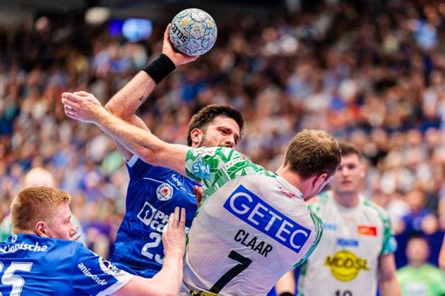 v l Tim Suton TBV Lemgo Lippe, 23 , Felix Claar SC Magdeburg, 07 in duel GER, TBV Lemgo Lippe vs SC Magdeburg, Handball, 1 Bundesliga, 1 Matchday, Season 2025 2026, 29 08 2025 GER, TBV Lemgo Lippe vs SC Magdeburg, Handball, 1 Bundesliga, 1 Matchday, Season 2025 2026, 29 08 2025 Lemgo Copyright: xEibner-Pressefoto JanxRollingerx EP_JSK