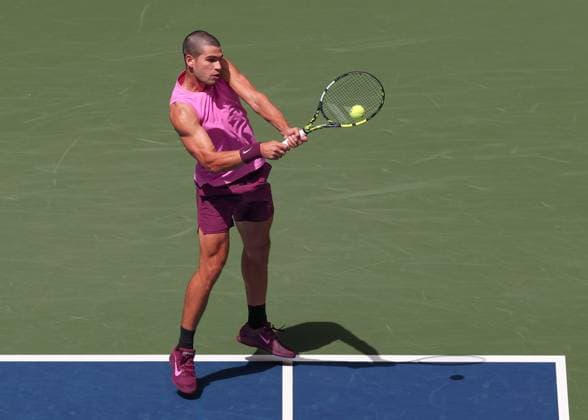 Carlos Alcaraz ESP , from above, USTA Billie Jean King National Tennis Center, Flushing Meadows, New York, USA Copyright: xJuergenxHasenkopfx