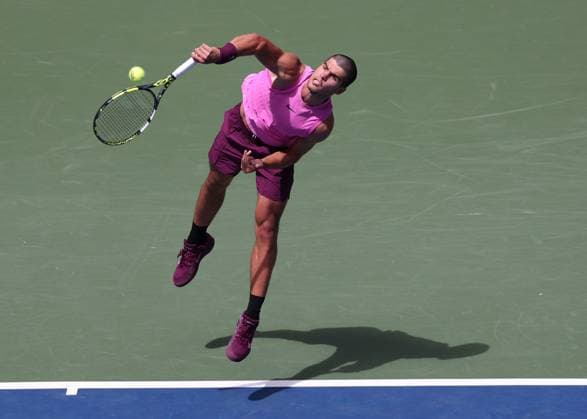 Carlos Alcaraz ESP , from above, USTA Billie Jean King National Tennis Center, Flushing Meadows, New York, USA Copyright: xJuergenxHasenkopfx