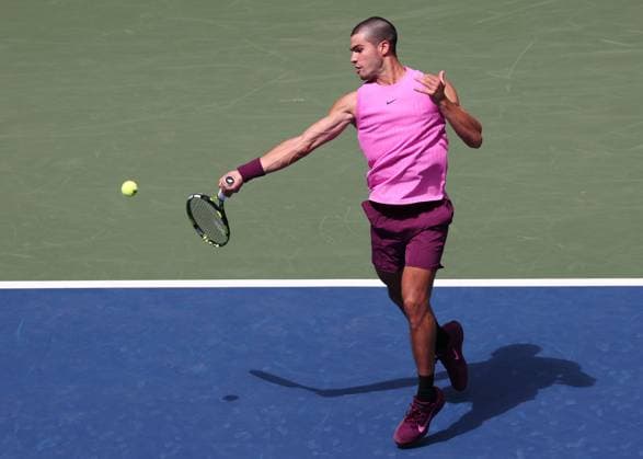 Carlos Alcaraz ESP , from above, USTA Billie Jean King National Tennis Center, Flushing Meadows, New York, USA Copyright: xJuergenxHasenkopfx