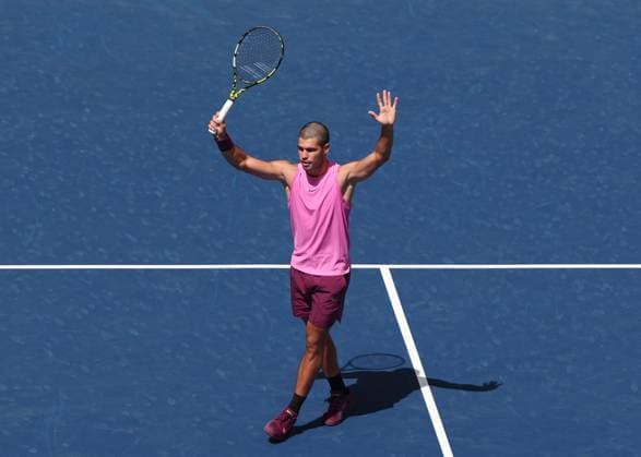 Carlos Alcaraz ESP waves and thanks the crowd, fans after the win, from above, USTA Billie Jean King National Tennis Center, Flushing Meadows, New York, USA Copyright: xJuergenxHasenkopfx