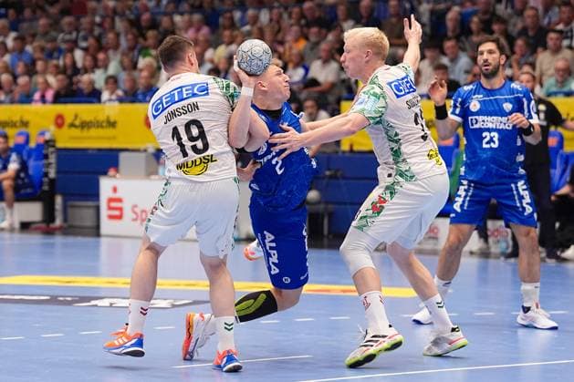 29 08 2025, xydrx, Handball, 1 HBL, TBV Lemgo Lippe SC Magdeburg, PHOENIX Contact Arena Lukas Hutecek TBV Lemgo Lippe 2 in duel against Elvar Oern Jonsson SC Magdeburg 19 and Magnus Saugstrup SC Magdeburg 23 North Rhine-Westphalia Germany