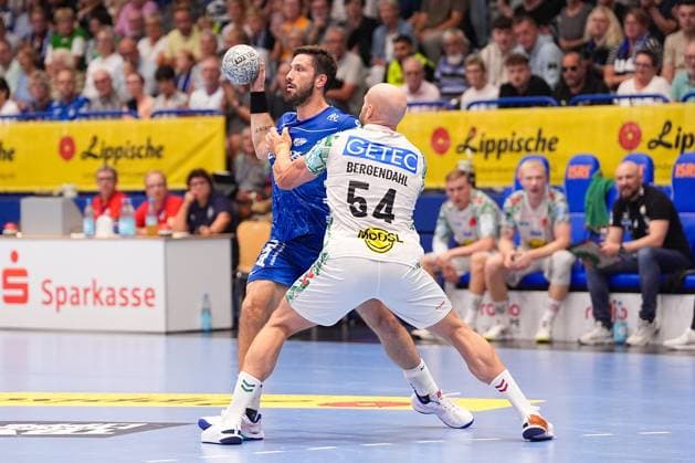 29 08 2025, xydrx, Handball, 1 HBL, TBV Lemgo Lippe SC Magdeburg, PHOENIX Contact Arena Tim Suton TBV Lemgo Lippe 23 in duel against Oscar Bergendahl SC Magdeburg 54 Nordrhein Westfahlen Germany