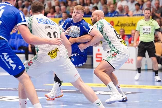 29 08 2025, xydrx, Handball, 1 HBL, TBV Lemgo Lippe SC Magdeburg, PHOENIX Contact Arena Niels Versteijnen TBV Lemgo Lippe 25 in duel against Oscar Bergendahl SC Magdeburg 54 North Rhine-Westphalia Germany