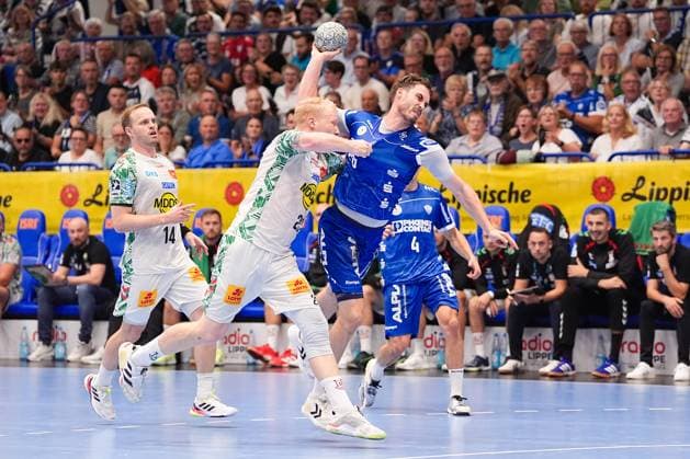 29 08 2025, xydrx, Handball, 1 HBL, TBV Lemgo Lippe SC Magdeburg, PHOENIX Contact Arena Magnus Saugstrup SC Magdeburg 23 in duel against Hendrik Wagner TBV Lemgo Lippe 28 Nordrhein Westfahlen Germany