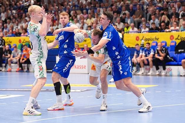 29 08 2025, xydrx, Handball, 1 HBL, TBV Lemgo Lippe SC Magdeburg, PHOENIX Contact Arena Felix Claar SC Magdeburg 7 in duel against Frederik Simak TBV Lemgo Lippe 8 North Rhine-Westphalia Germany