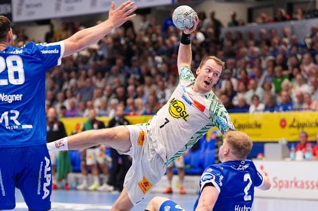 29 08 2025, xydrx, Handball, 1 HBL, TBV Lemgo Lippe SC Magdeburg, PHOENIX Contact Arena Felix Claar SC Magdeburg 7 in duel against Lukas Hutecek TBV Lemgo Lippe 2 Nordrhein Westfahlen Germany