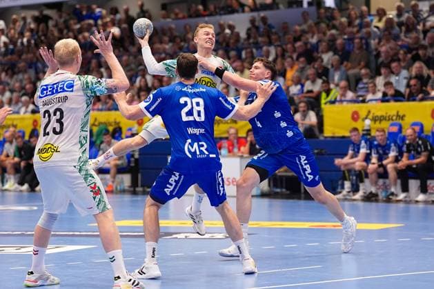 29 08 2025, xydrx, Handball, 1 HBL, TBV Lemgo Lippe SC Magdeburg, PHOENIX Contact Arena Gisli Kristjansson SC Magdeburg 10 in duel against Hendrik Wagner TBV Lemgo Lippe 28 and Joel Willecke TBV Lemgo Lippe 24 North Rhine-Westphalia Germany
