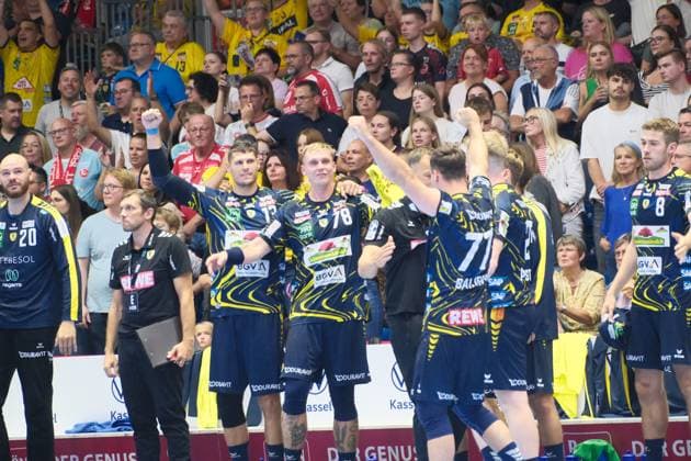 29 08 2025 xkhx Kassel, Rohtenbachhalle Handball Bundesliga Season 2025 2026 MT Melsungen vs Rhein Neckar Löwen The team cheers and celebrates the victory a Edwin Aspenbaeck Rhein Neckar Loewen 78