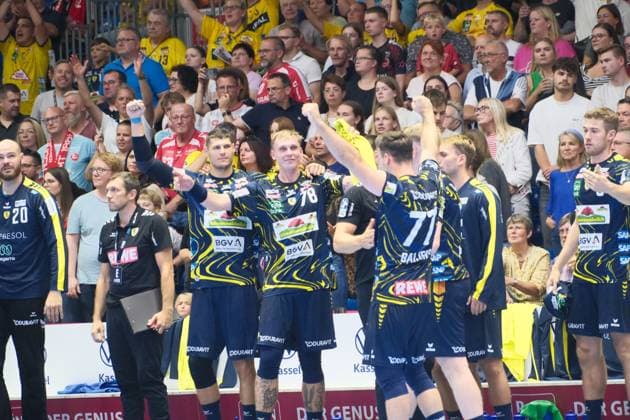 29 08 2025 xkhx Kassel, Rohtenbachhalle Handball Bundesliga Season 2025 2026 MT Melsungen vs Rhein Neckar Löwen The team cheers and celebrates the victory a Edwin Aspenbaeck Rhein Neckar Loewen 78