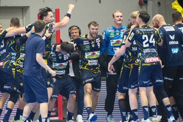 29 08 2025 xkhx Kassel, Rohtenbachhalle Handball Bundesliga Season 2025 2026 MT Melsungen vs Rhein Neckar Löwen The team cheers and celebrates the victory a Steven Plucnar Jacobsen Rhein Neckar Loewen 9