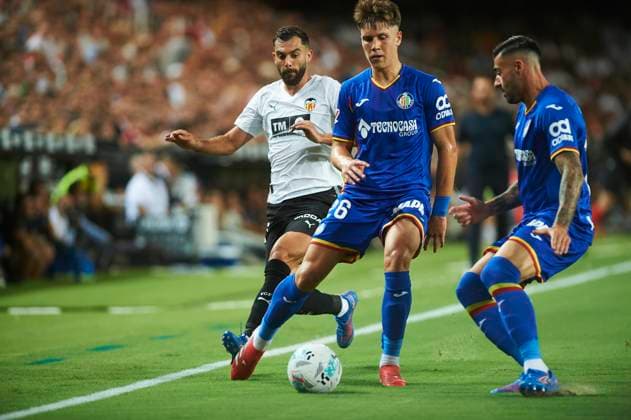 Luis Rioja Valencia CF and Davinchi Getafe CF during the LaLiga EA Sports match between Valencia CF and Getafe CF at Estadio de Mestalla on August 29, 2025 in Valencia, Spain Photo by Maria Jose Segovia DeFodi Images