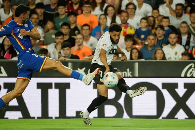 Valencia CF v Getafe CF - LaLiga EA Sports Danjuma of Valencia CF plays during the LaLiga match between Valencia CF and Getafe CF at Mestalla Stadium in Valencia, Spain, on August 29, 2025. Valencia Spain  Copyright: xJosexMiguelxFernandezx originalFilename:fernandezdevelascosanz-valencia250829_npFm2.jpg