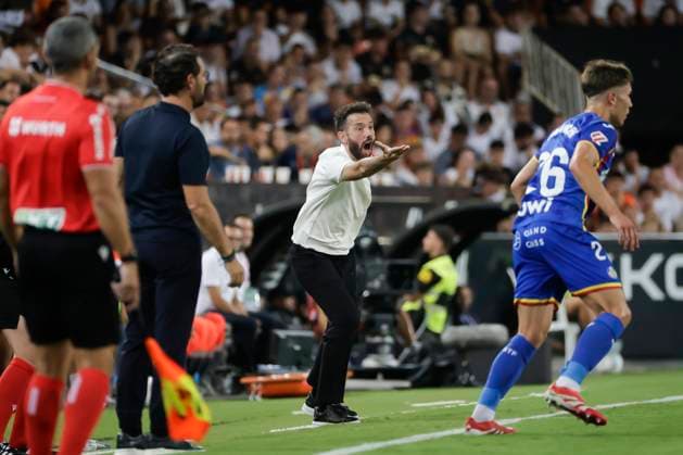 Valencia CF v Getafe CF - LaLiga EA Sports Head coach of Valencia CF, Carlos Corberan, is present during the LaLiga match between Valencia CF and Getafe CF at Mestalla Stadium in Valencia, Spain, on August 29, 2025. Valencia Spain  Copyright: xJosexMiguelxFernandezx originalFilename:fernandezdevelascosanz-valencia250829_npGDq.jpg