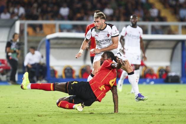 Santiago Gimenez of AC Milan in action during serie A match between US Lecce and AC Milan at Ettore Giardiniero - Via del Mare stadium in Lecce (Italy), Aug 29th, 2025. massimilianoxcarnabuci