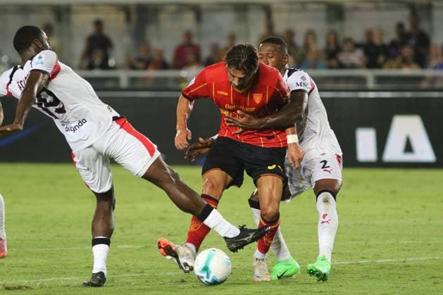 Foto IPP Albano Angilletta Lecce 29 08 2025 Calcio Campionato di serie A 2025 2026 Lecce - Milan nella foto: difesa Milan tenta di fermare attacco Lecce Italy Photo Press World Copyright italy ITALY  Copyright: xR4924_italyphotopressx