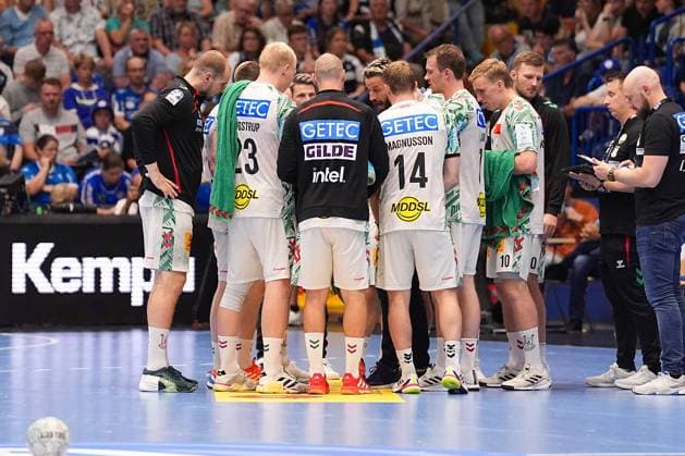 29 08 2025, xydrx, Handball, 1 HBL, TBV Lemgo Lippe SC Magdeburg, PHOENIX Contact Arena The players of SC Magdeburg form a circle North Rhine-Westphalia Germany