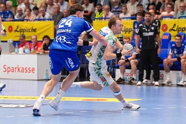 29 08 2025, xydrx, Handball, 1 HBL, TBV Lemgo Lippe SC Magdeburg, PHOENIX Contact Arena Joel Willecke TBV Lemgo Lippe 24 in duel against Felix Claar SC Magdeburg 7 North Rhine-Westphalia Germany